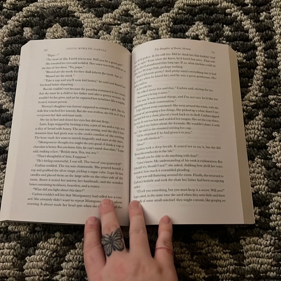 HOLIDAY SALE The Daughter of Doctor Moreau book - Picture 5 of 5